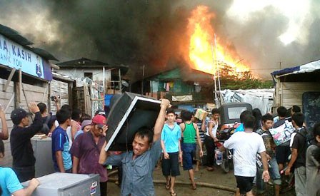 Kebakaran Musnahkan 41 Rumah Warga di Kramat Jati
